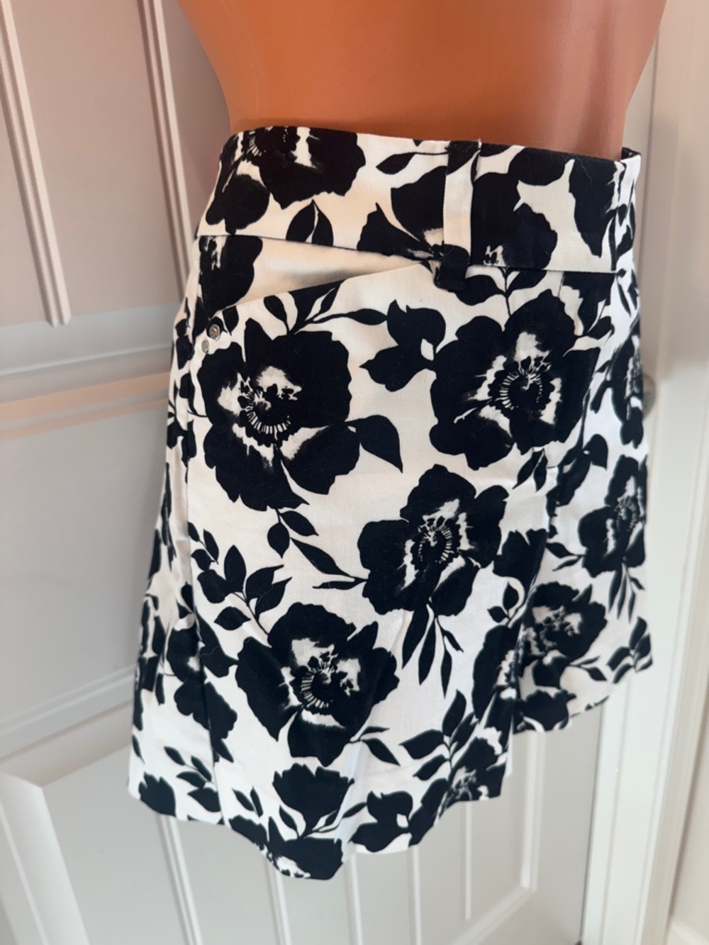 WHBM Mid Rise Floral Print Shorts 2 $68 NWOT Black White Ecru - Picture 3 of 14